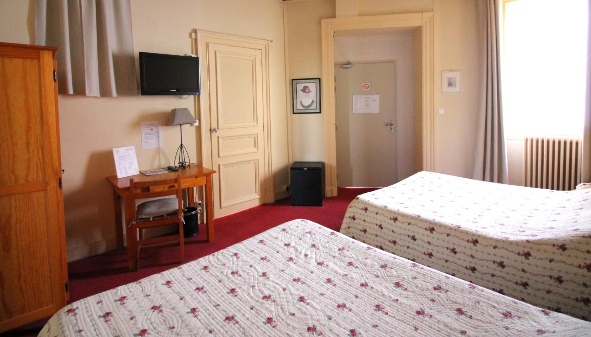 Adour Hotel 2*
